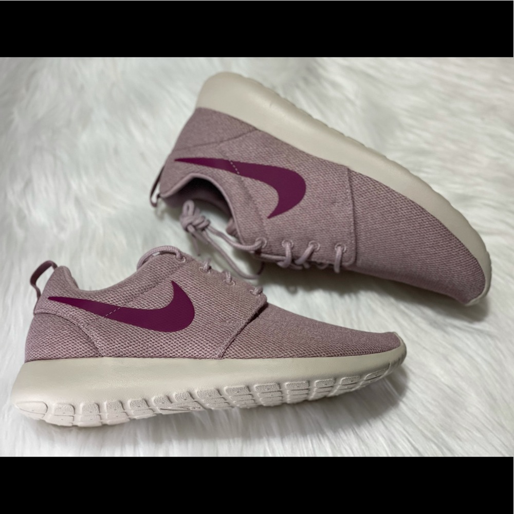 NEW NIKE Roshe one women sneakers - Picture 5 of 8